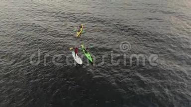 Drone在一条令人难以置信的、美丽的挪威峡湾的皮划艇中被击中